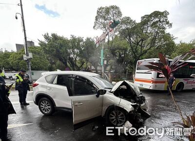 休旅車衝撞總統官邸旁路樹!酒駕男拒檢狂踩油門...勇警攔查受傷