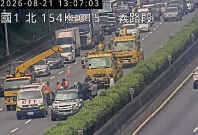 快訊／國1三義路段2車追撞！1車翻覆卡內側車道　後方回堵4km