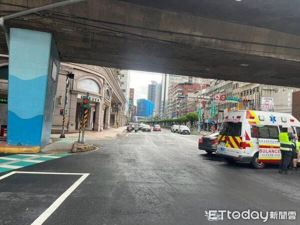 ▲▼黃牌大重機與救護車車禍,騎士騰空飛起,發生車禍的路口 。(圖/記者陳以昇翻攝)