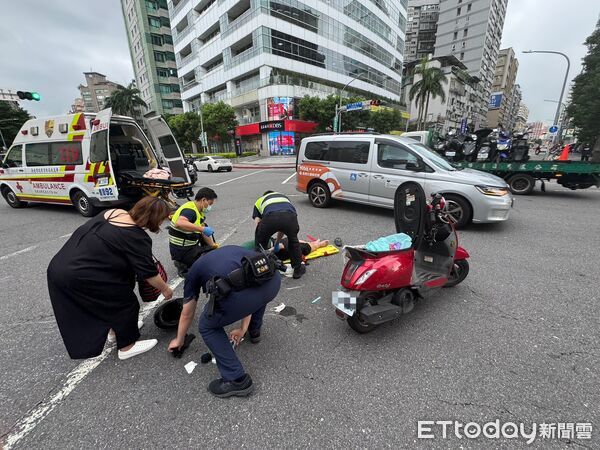 ▲▼江男攔腰撞上救護車,當場倒地不起,送醫治療後已無大礙。(圖/記者陸運陞翻攝)