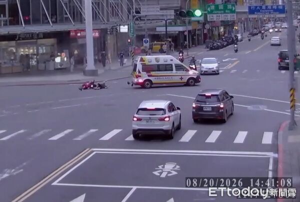 ▲▼江男攔腰撞上救護車,當場倒地不起,送醫治療後已無大礙。(圖/記者陸運陞翻攝)