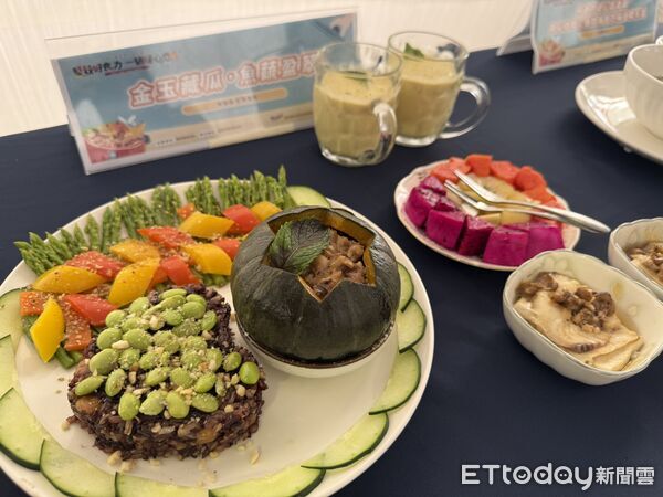 ▲雲林縣衛生局舉辦「堅穀好食力 一鍋暖心意」電鍋料理競賽,10支隊伍晉級決賽,端出兼具營養與長者友善質地的料理。(圖/記者游瓊華翻攝)