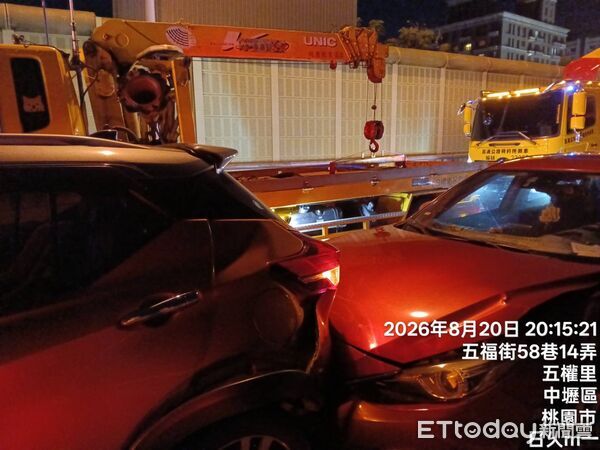 ▲▼國道驚傳嚴重車禍　五楊高架10車連環撞3傷。（圖／記者沈繼昌翻攝）