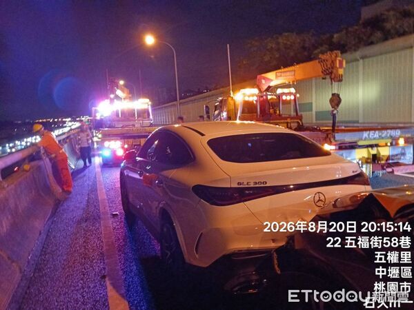 ▲▼國道驚傳嚴重車禍　五楊高架10車連環撞3傷。（圖／記者沈繼昌翻攝）