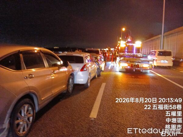 ▲▼國道驚傳嚴重車禍　五楊高架10車連環撞3傷。（圖／記者沈繼昌翻攝）