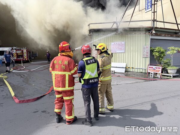▲▼南投冬筍餅工廠狂爆炸「全面燃燒」10km外國道可見 4怪手進場開挖。(圖/記者高堂堯翻攝)