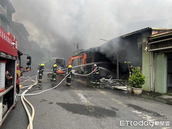 ▲▼南投冬筍餅工廠狂爆炸「全面燃燒」10km外國道可見 4怪手進場開挖。(圖/記者高堂堯翻攝)