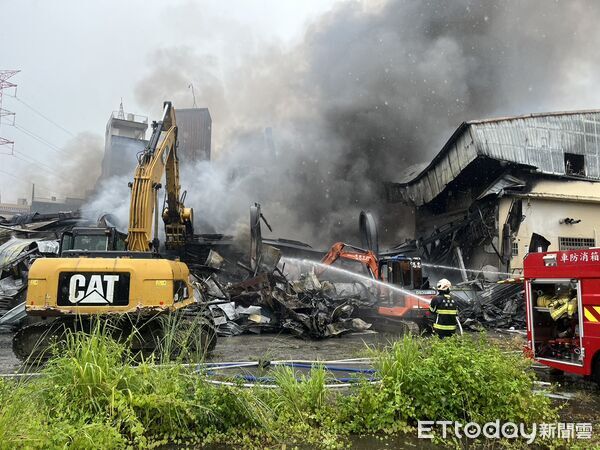 ▲▼南投冬筍餅工廠狂爆炸「全面燃燒」10km外國道可見 4怪手進場開挖。(圖/記者高堂堯翻攝)
