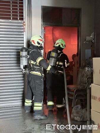 ▲▼南投冬筍餅工廠狂爆炸「全面燃燒」10km外國道可見 4怪手進場開挖。(圖/記者高堂堯翻攝)