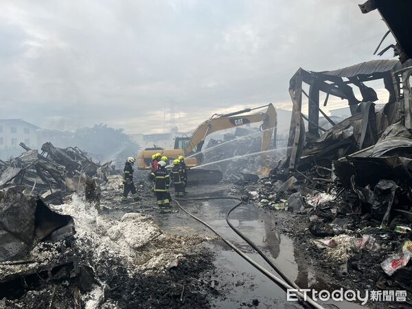 ▲▼南投冬筍餅工廠狂爆炸「全面燃燒」10km外國道可見 4怪手進場開挖。(圖/記者高堂堯翻攝)