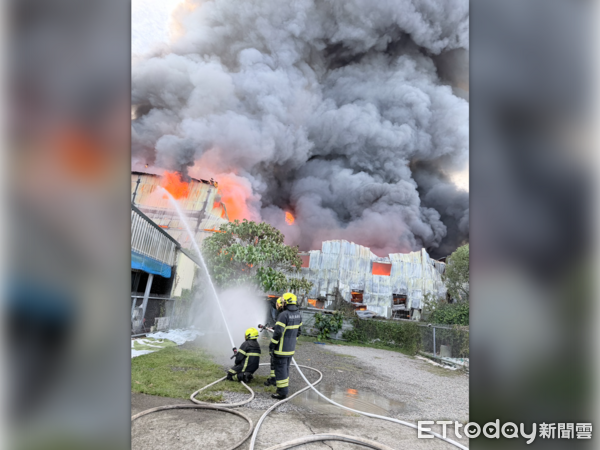 ▲▼南投冬筍餅工廠狂爆炸「全面燃燒」10km外國道可見 4怪手進場開挖。(圖/記者高堂堯翻攝)