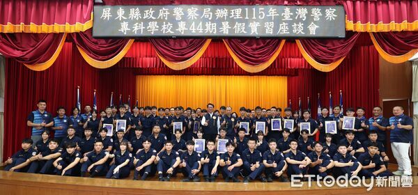 ▲甘炎民局長表揚警專44期19名卓越生。（圖／記者陳崑福翻攝）