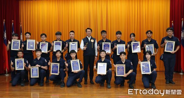 ▲甘炎民局長表揚警專44期19名卓越生。（圖／記者陳崑福翻攝）