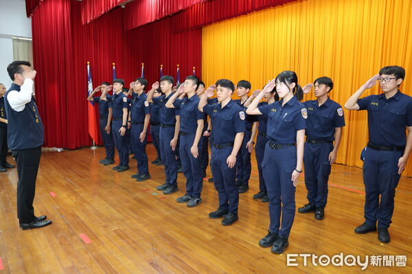 ▲甘炎民局長表揚警專44期19名卓越生。（圖／記者陳崑福翻攝）