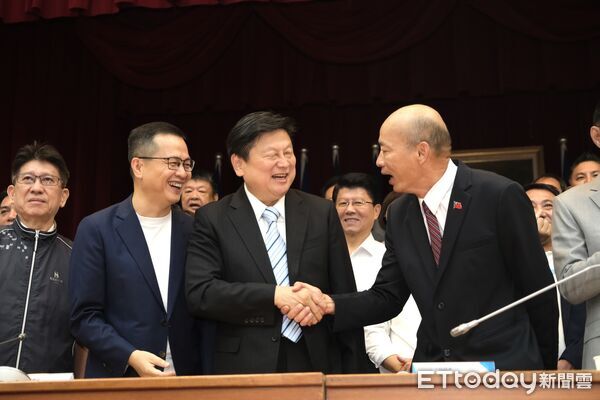 ▲▼ 「找回被斷根的歷史」 羅智強「說歷史陪爸媽」首映會登場,韓國瑜,傅崐萁       。（圖／記者徐文彬攝）
