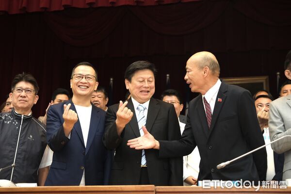 韓國瑜飆罵傅崐萁後首同框 笑：在傅總召旁比愛心會不會太煽情