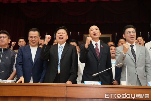 ▲▼ 「找回被斷根的歷史」 羅智強「說歷史陪爸媽」首映會登場,韓國瑜,傅崐萁       。（圖／記者徐文彬攝）