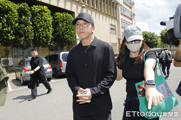 ▲▼藝人閃兵案陳陳柏霖、謝坤達新北地方法院出庭，庭訊結束後兩人發表簡短聲明後隨即離開。（圖／記者湯興漢攝）