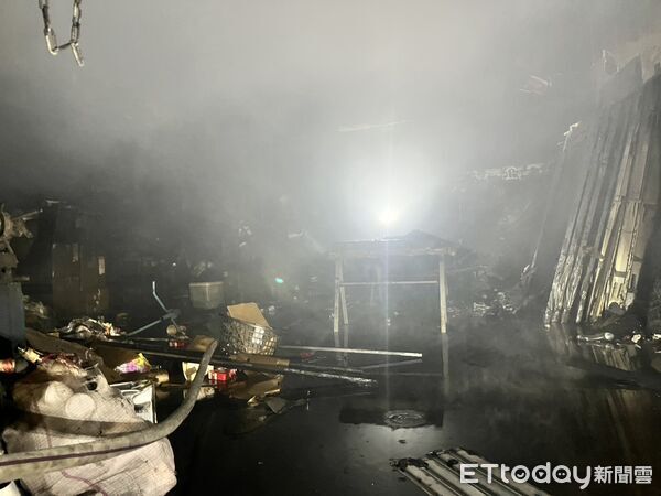▲台南市安南區本原街二段一處工廠21日凌晨發生火警，現場竄出火煙。（記者林東良翻攝，下同）
