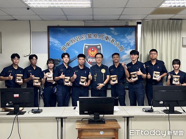 ▲警專第44期11名學生在東港分局完成54天暑期實習             。（圖／記者陳崑福翻攝）