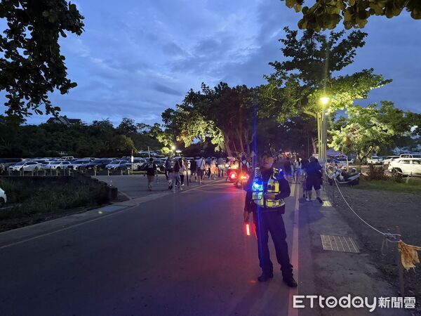 ▲2026台灣國際熱氣球嘉年華最終場在光雕、無人機及煙火秀中精彩落幕，警方全力維護現場治安及交通秩序。（圖／記者楊晨東翻攝）