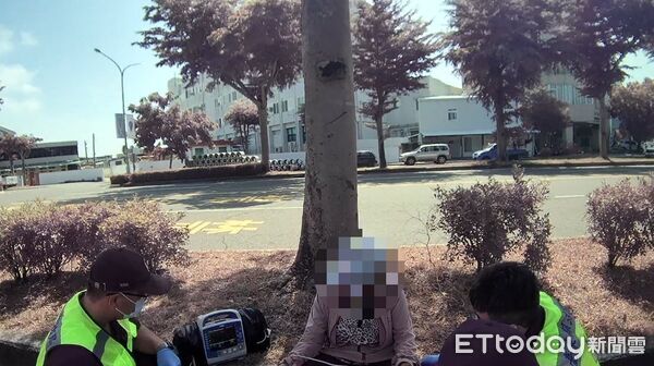 ▲員警獲報後趕抵現場，發現婦人坐在安全島上疑似身體不適，立即協助並通知119救護人員到場評估。（圖／記者楊晨東翻攝）
