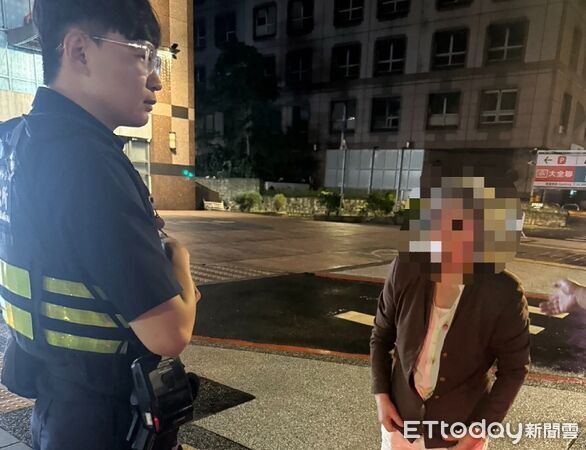 ▲▼李婦失智深夜呆站東森購物總部前,警方獲報協助返回住處。(圖/記者陸運陞翻攝)