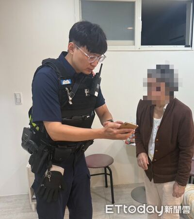▲▼李婦失智深夜呆站東森購物總部前,警方獲報協助返回住處。(圖/記者陸運陞翻攝)