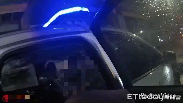 ▲▼李婦失智深夜呆站東森購物總部前,警方獲報協助返回住處。(圖/記者陸運陞翻攝)