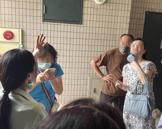 ▲彰化市華陽市場婦人受困電梯長達50分鐘。（圖／民眾提供）
