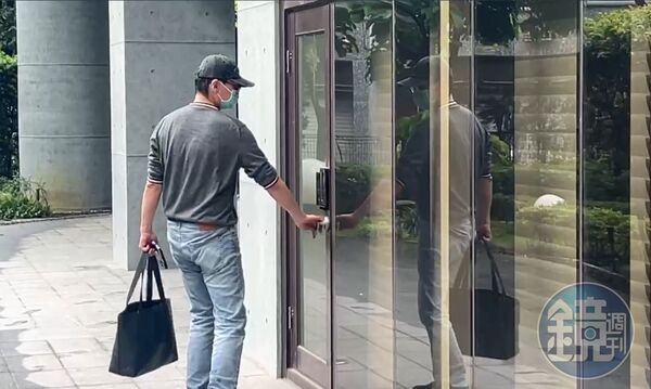 趙建銘面對媒體高聲遠距離提問均是不發一語。（讀者提供） 