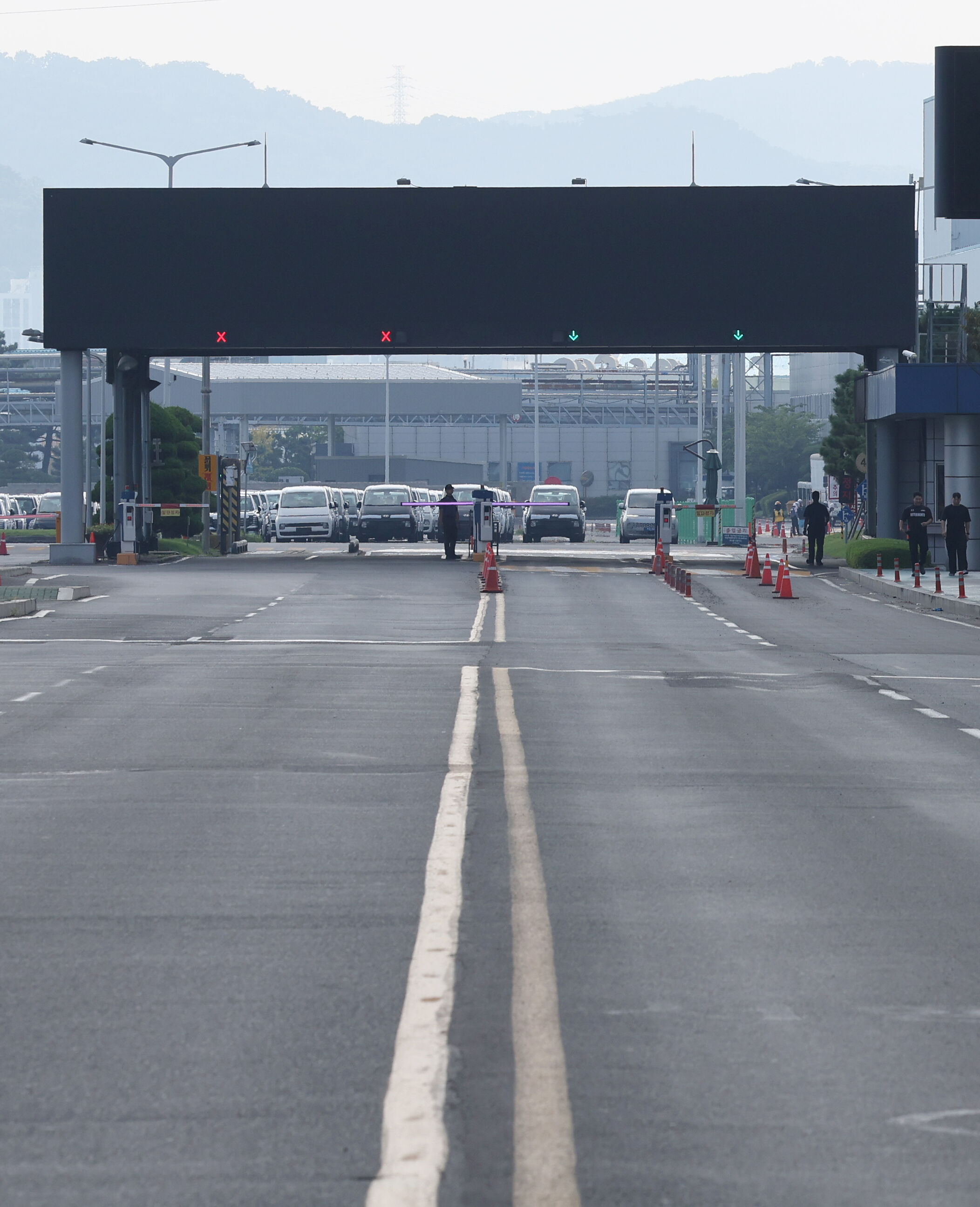 ▲▼ 現代汽車工會罷工。8月21日，韓國東南部城市蔚山，現代汽車公司工廠大門前車輛寥寥無幾。（圖／達志影像／newscom）