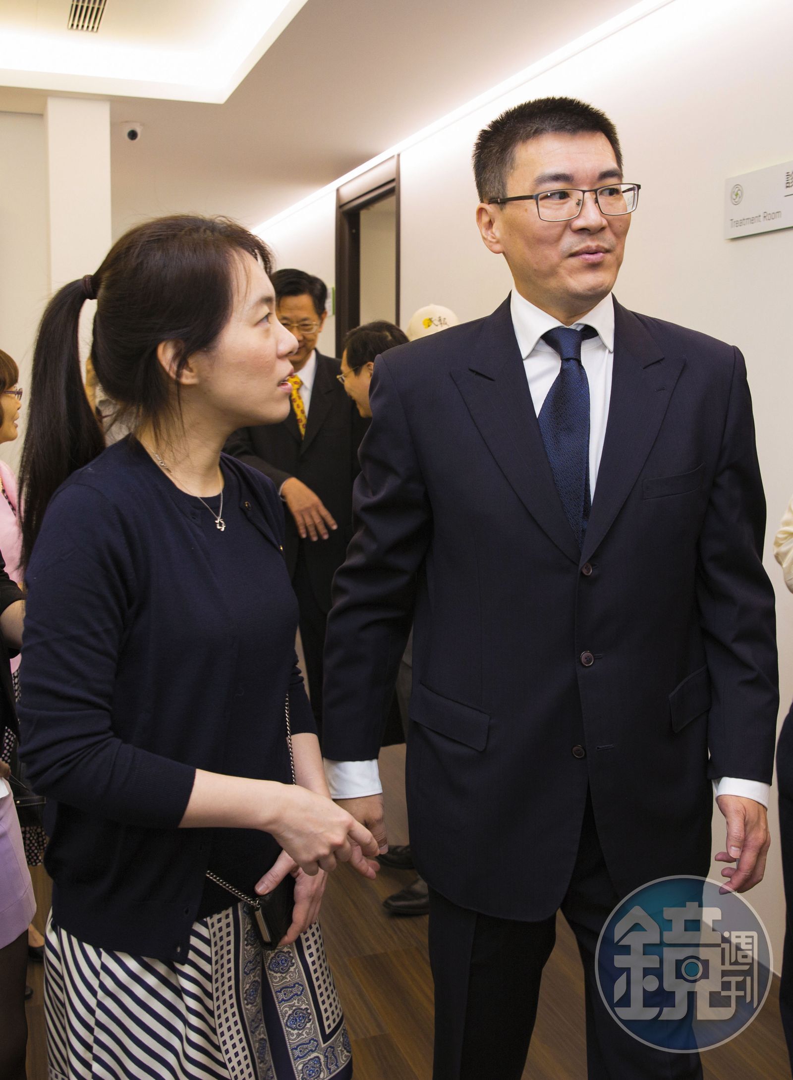 陳幸妤診所十年前開幕時喜氣洋洋，畫面中與趙建銘似乎貌合神離，陳幸妤夾在扁家和趙建銘中間，隱忍至去年六月才離婚。