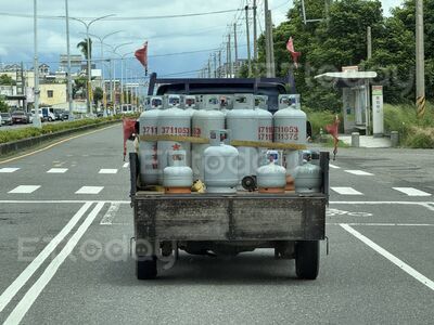 移動炸彈畫面曝!小貨車「4桶瓦斯零固定」 門斗大開滿街跑