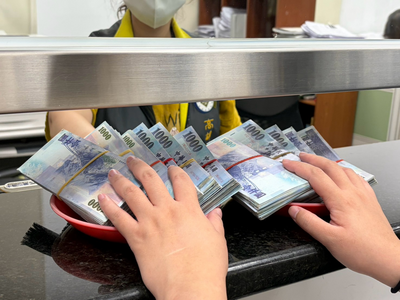 機械廠帳戶遭凍結員工領嘸薪水　老闆騎機車借420萬...一次繳清