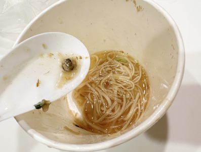 桃園知名麵線藏螺絲釘!咬到「硬硬的」一看嚇壞...衛生局出手