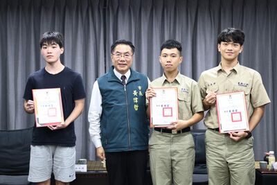 陳幸妤小兒子是學霸！自學勇奪奧林匹亞銅牌　黃偉哲特別接見