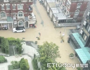 快訊／高雄恐怖雨彈狂炸！仁武馬路淹成河　泥水滾滾畫面曝