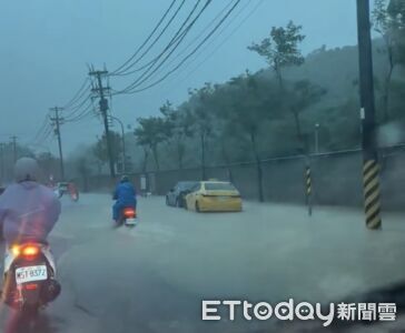 豪雨炸高雄!壽山下滾滾黃河⋯機車激水花 民眾驚險上街畫面曝