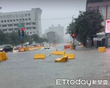 快訊/高雄泡水中!鳳山行政中心周邊也變汪洋 護欄到處漂