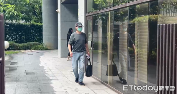 ▲▼趙建銘現身,見到大批媒體調頭快閃,改走後門進診所。(圖/記者林東良攝)