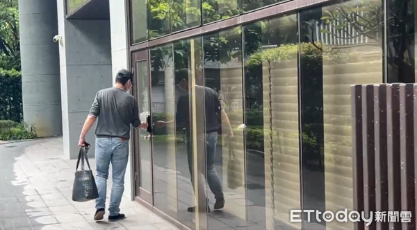 ▲▼趙建銘現身，見到大批媒體調頭快閃，改走後門進診所。（圖／記者林東良攝）
