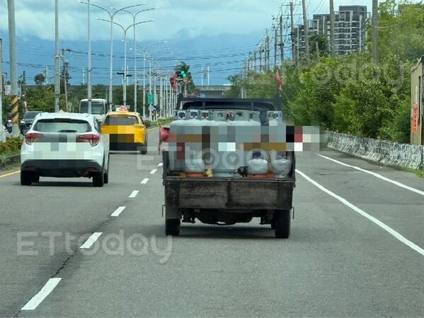 ▲▼    移動炸彈上路！嘉朴公路小貨車載瓦斯桶「門斗沒關、4桶沒綁」 後方駕駛嚇破膽   。（圖／民眾提供）