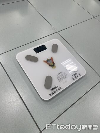 ▲台南市消防局在各駐地配發體脂計，鼓勵消防同仁定期量測體重及體脂率，掌握自身健康變化。（記者林東良翻攝，下同）