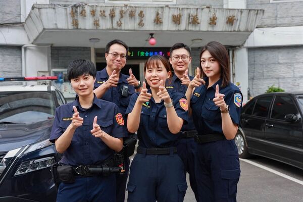 ▲▼北投單車老翁中暑，正妹實習女警伸援手。（圖／翻攝臉書／臺北波麗士）
