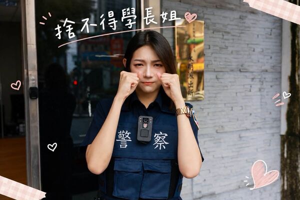 ▲▼北投單車老翁中暑，正妹實習女警伸援手。（圖／翻攝臉書／臺北波麗士）