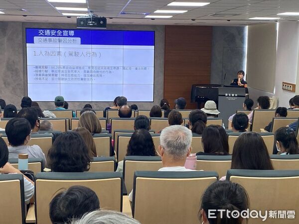 ▲交通警察隊透過生活案例與互動方式進行交通安全教育，提醒學生從日常生活落實交通規則。（圖／記者楊晨東翻攝）