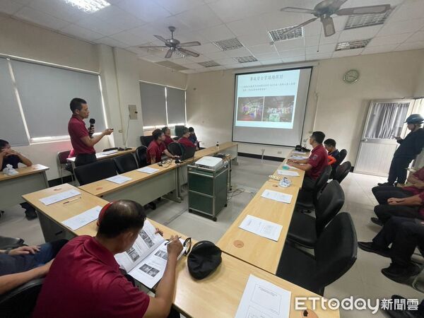 ▲台南市消防局第三大隊深入學甲區全興飼料工廠實地踏勘，掌握廠區環境及救災動線。（記者林東良翻攝，下同）