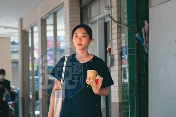 許芊芊遭陳幸妤點名介入婚姻，她如今已嫁作人婦，手上還有婚戒（黃圈處）。