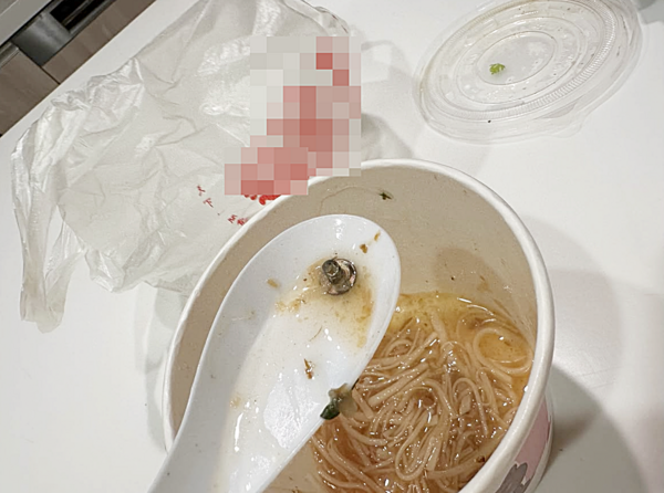 ▲桃園市有消費者昨天購買知名麵線小吃，吃到最後咬到硬硬東西，仔細一看竟是螺絲釘。（圖／翻攝自網路）